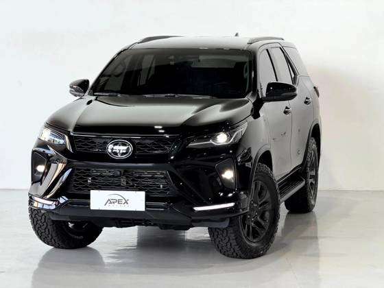 TOYOTA HILUX SW4 2.8 D-4D TURBO DIESEL SRX PLATINUM 7L 4X4 AUTOMÁTICO TOYOTA HILUX SW4 2.8 D-4D TURBO DIESEL SRX PLATINUM 7L 4X4 AUTOMÁTICO